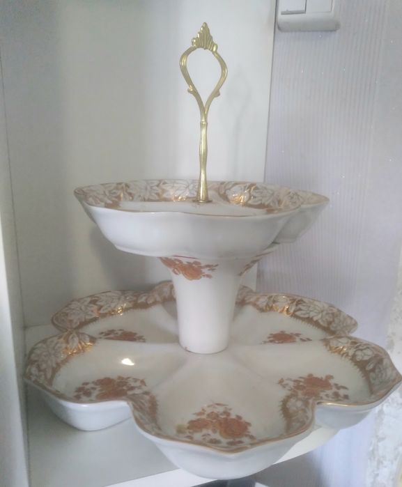 Из керамики : менажница с золотистыми розами