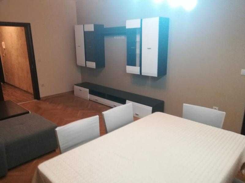 Дава се под наем Тристаен апартамент в София, Център - 100 кв.м за 816 € - Снимка #1