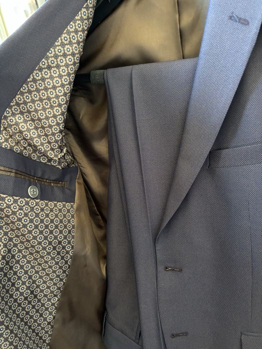 Costum pentru baieti potrivit pentru banchet