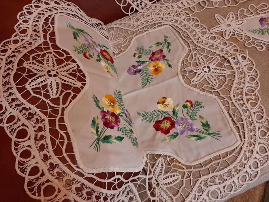 Set 6 mileuri noi din macrame cu insertie brodata manual