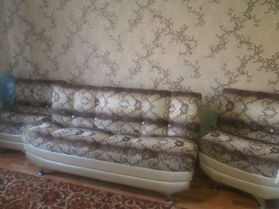 Диван и два кресла.