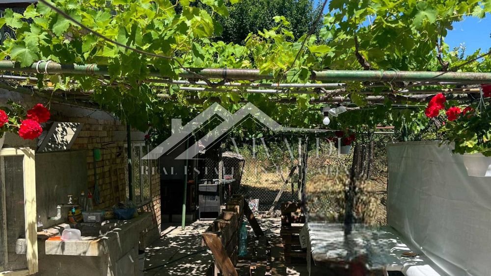 Къща с двор 1050 кв.м в центъра на с. Бенковски, ток, вода