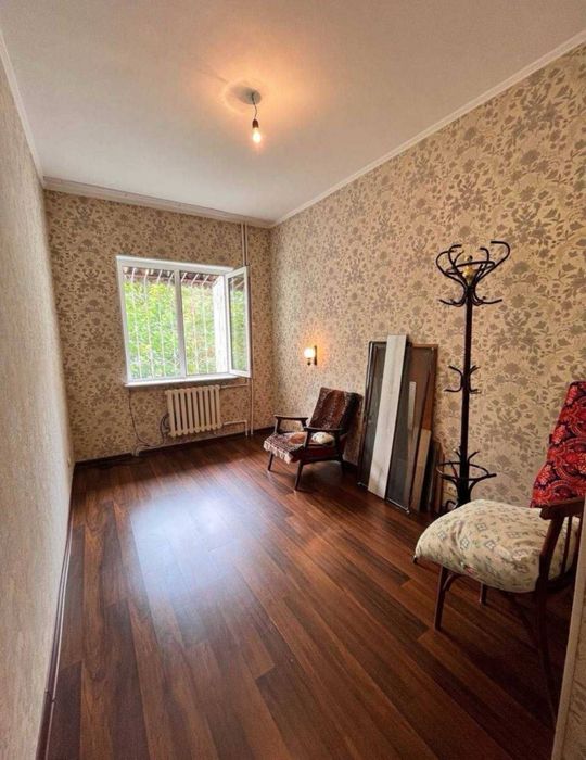 Kvartira sotiladi Қорасув 1 2-етаж 60 кв разделни