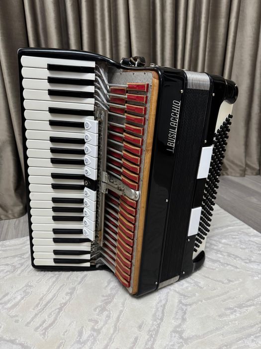 Acordeon italian I. Busilacchio, 120 bași,clape piano, profesional