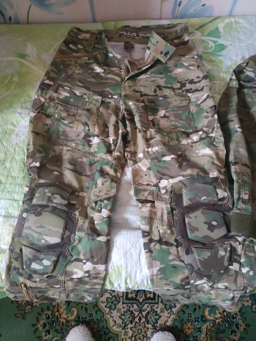 Камуфляж и утеплённые штаны.