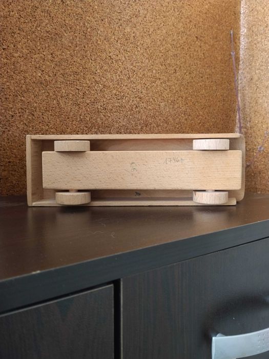 Ретро дървена играчка трамвай