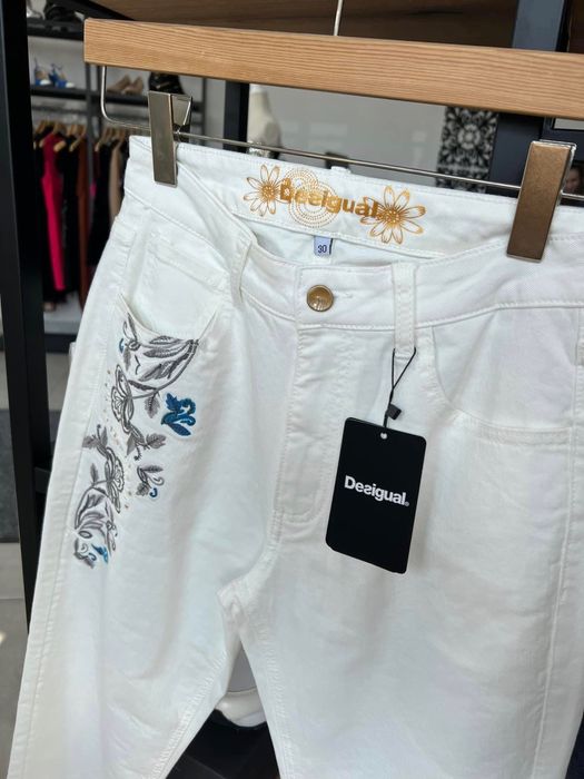 Desigual бели дънки, Guess топ и Mos Mosh дънки