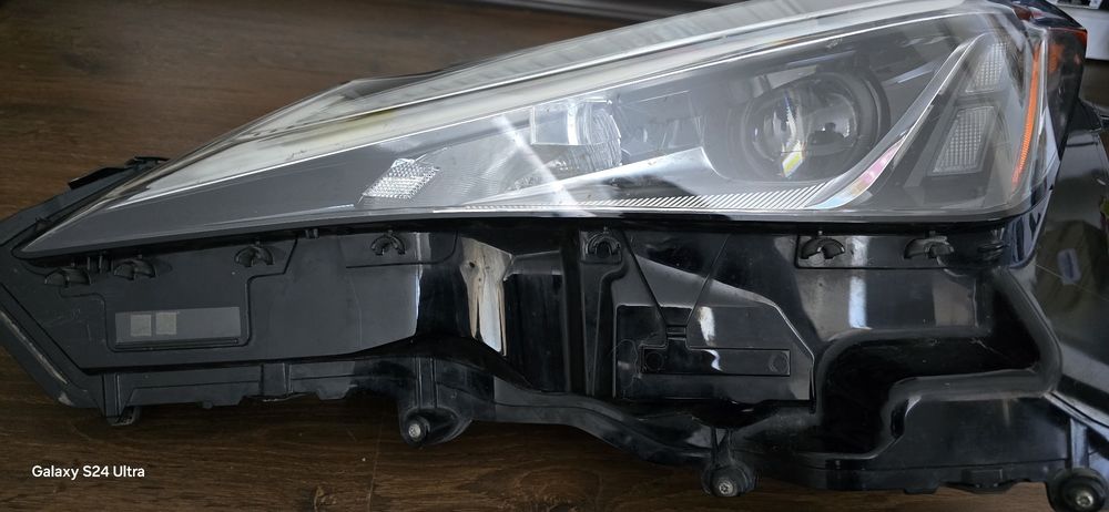 Far stanga Lexus Ux