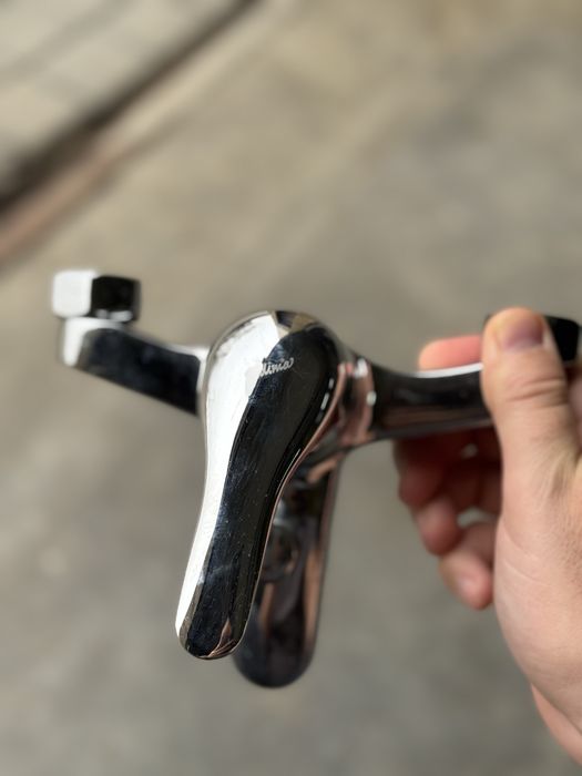 Душове за баня и смесители за мивки