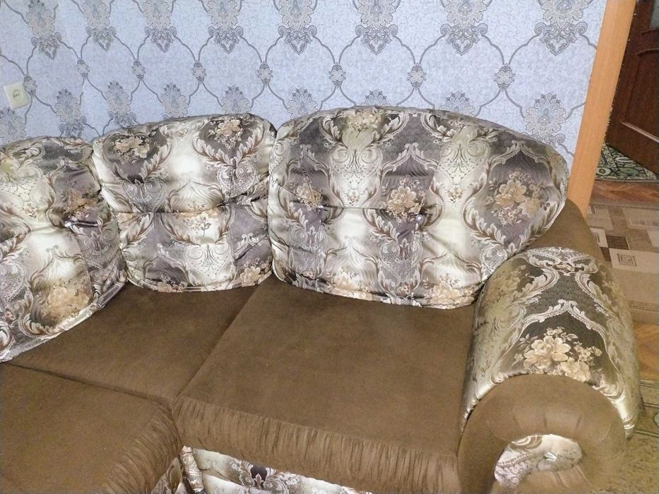 Продам угловой диван с креслом