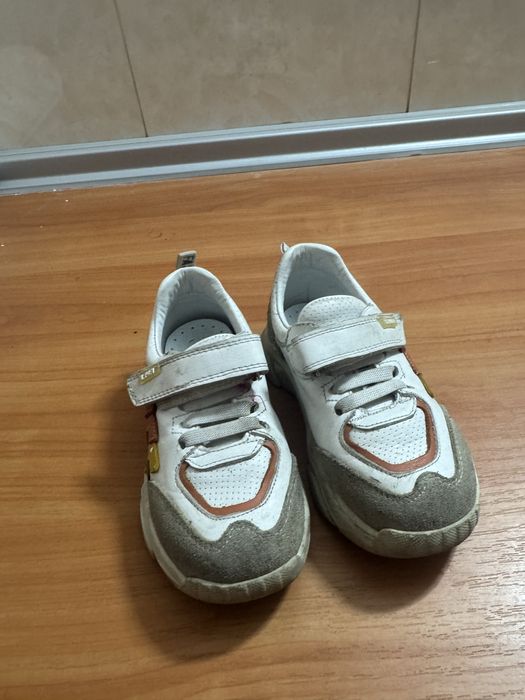 Продам кросовки кожанные на девочку 27 размер