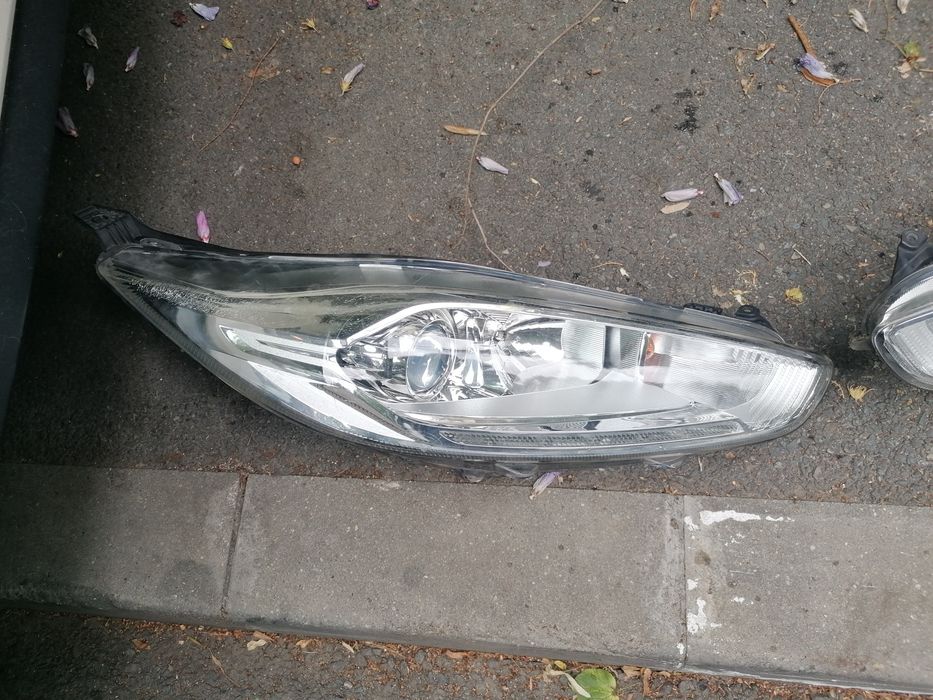 Bara fata aripa far capota trager radiator ventilator Ford Fiesta, an 2015