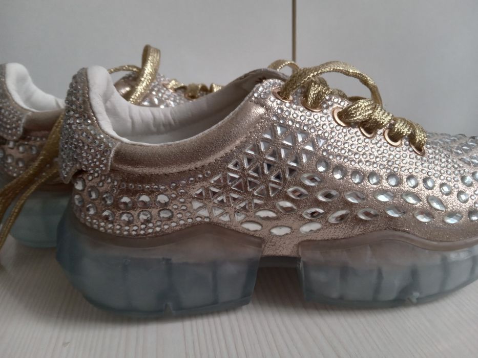 Продам кроссовки