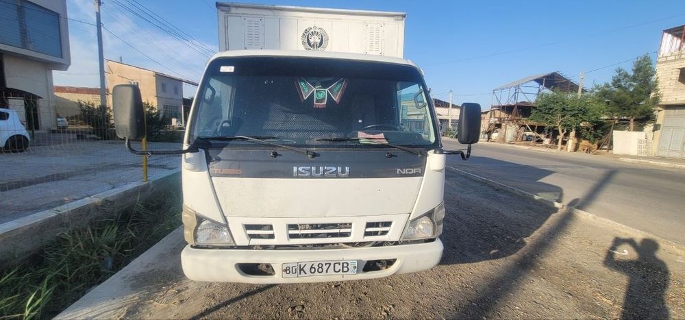 Isuzu yuk avtomobili sotiladi