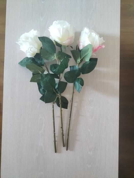 Set de 3 ramuri artificiale de trandafiri cu flori albe
