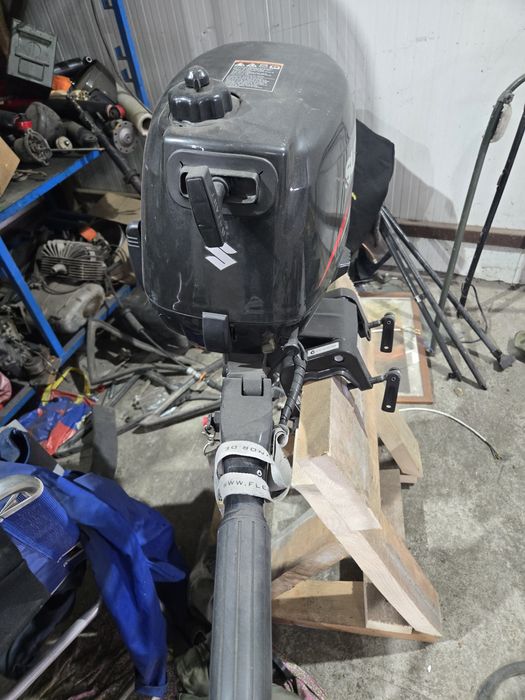 vând motor barca suzuki four strofe