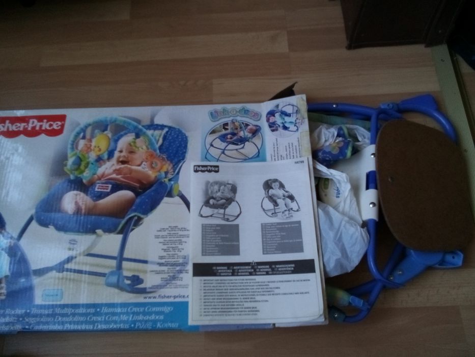 Бебешки люлеещ се шезлонг Fisher Price с функция вибрация.