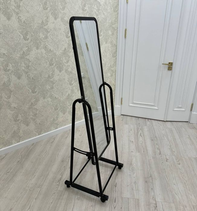 Зеркало на колесах. Металлическая