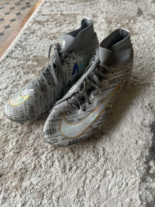 Футбольные бутсы Nike