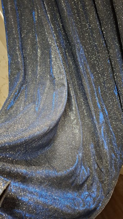 Длинное вечернее блестящее платье