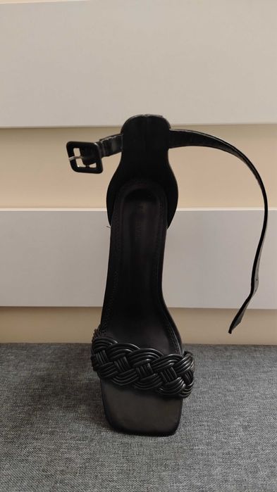 Черни сандали на ток