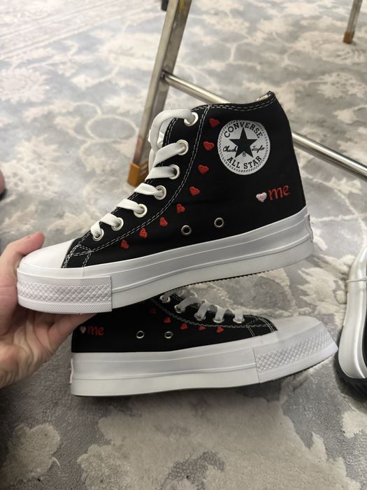 Кроссовки конверсы