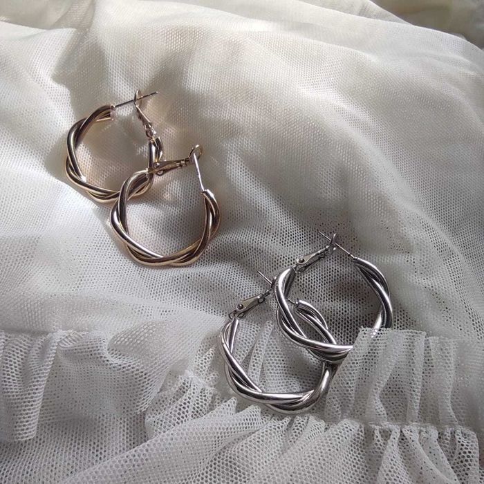 Стильные женские серьги