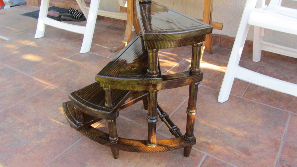 Scara in spirala pt biblioteca din lemn natural deosebit de frumoasa