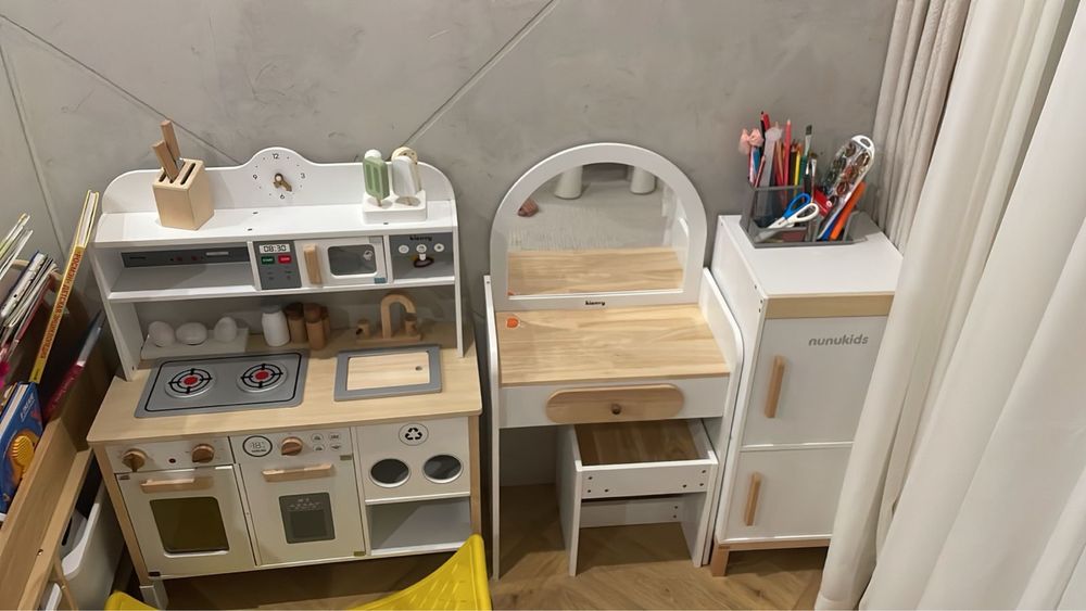 Продам Детская кухня, холодильник, туалетный столик в идеальном сост.