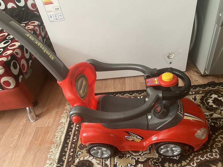 Машинку детскую продам