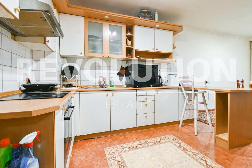 Дава се под наем Тристаен апартамент в София, Банишора - 120 кв.м за 896.58 € - Снимка #2