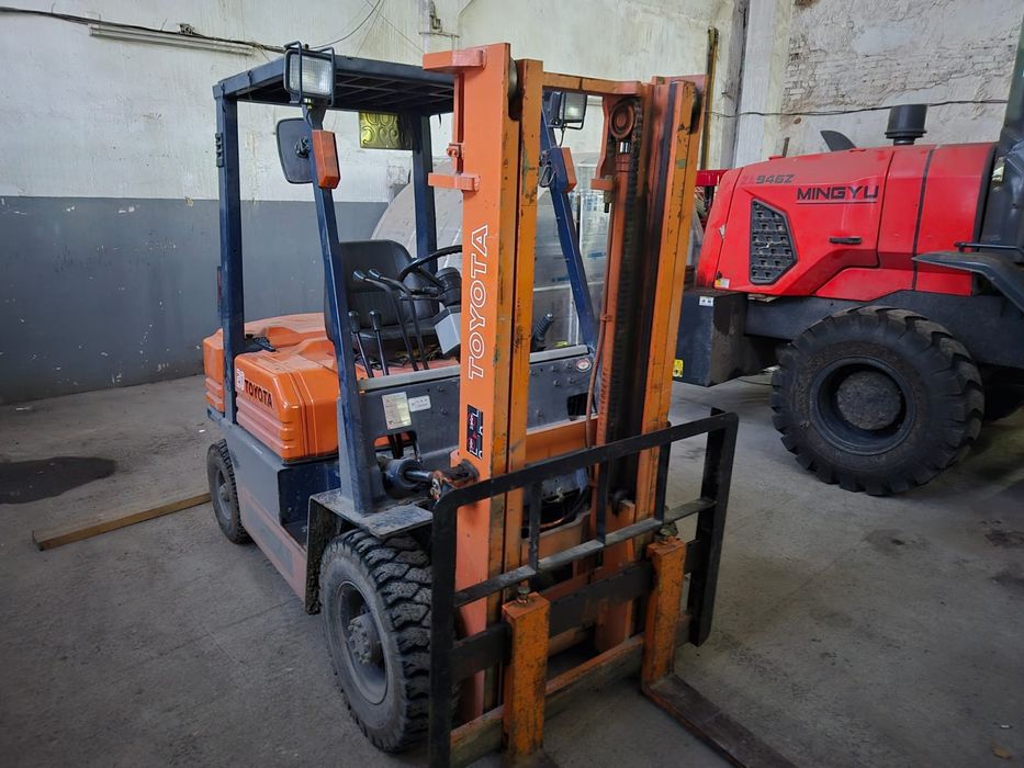 Продам вилочный погрузчик Кара toyota