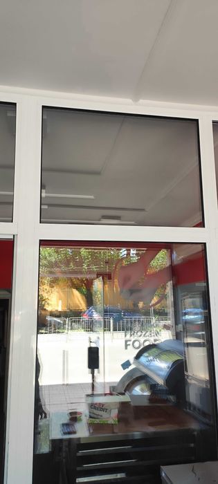 Алуминиева дограма с врати.