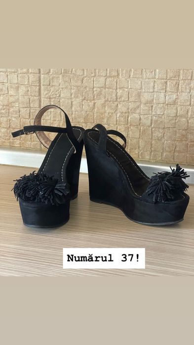 Sandale cu toc purtate doar o data