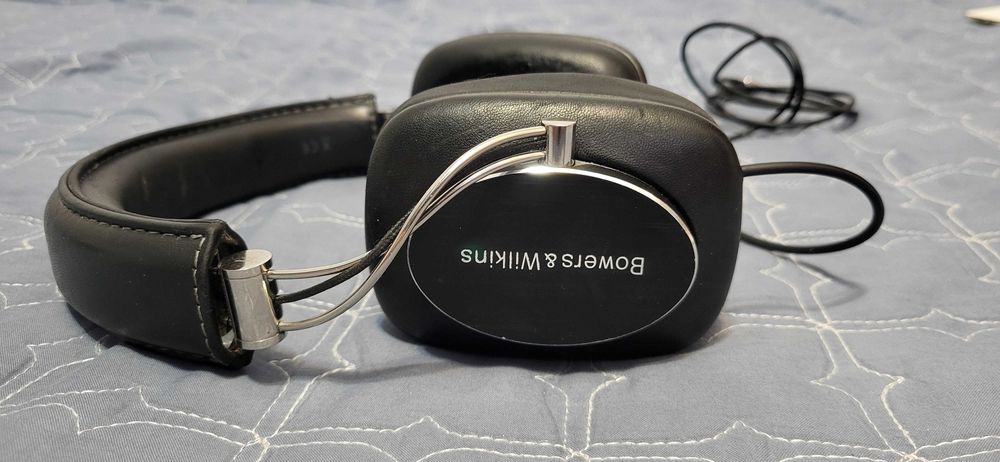Căști over-ear Bowers & Wilkins P7 cu fir , cu un design elegant din piele neagră și finisaje metalice argintii