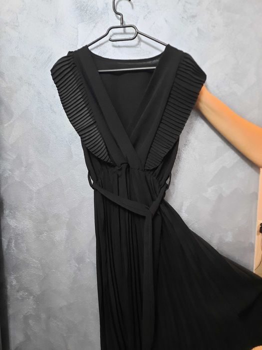 Дълга черна рокля