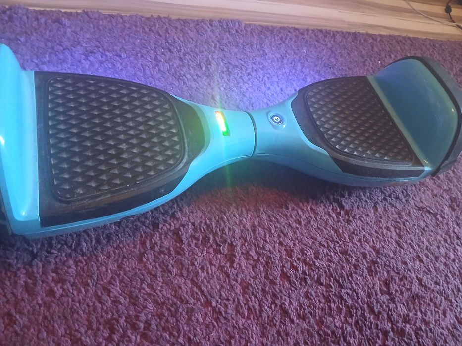 Продавам използван син Hoverboard с мигачи и отлично състояние.