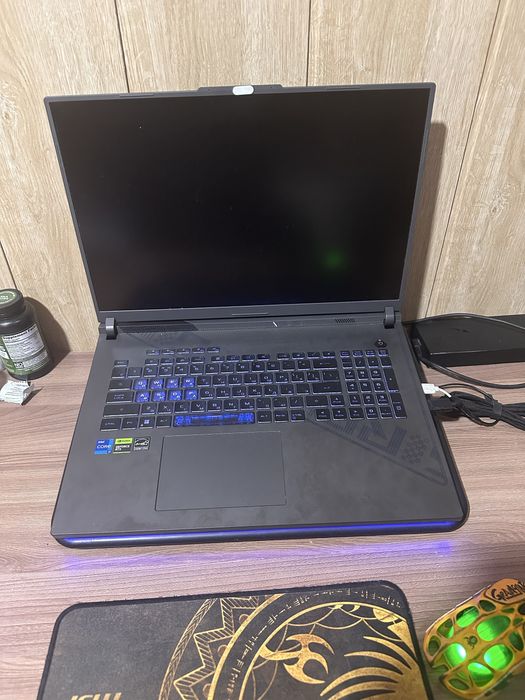 Ноутбук Асус 18 дъюмов