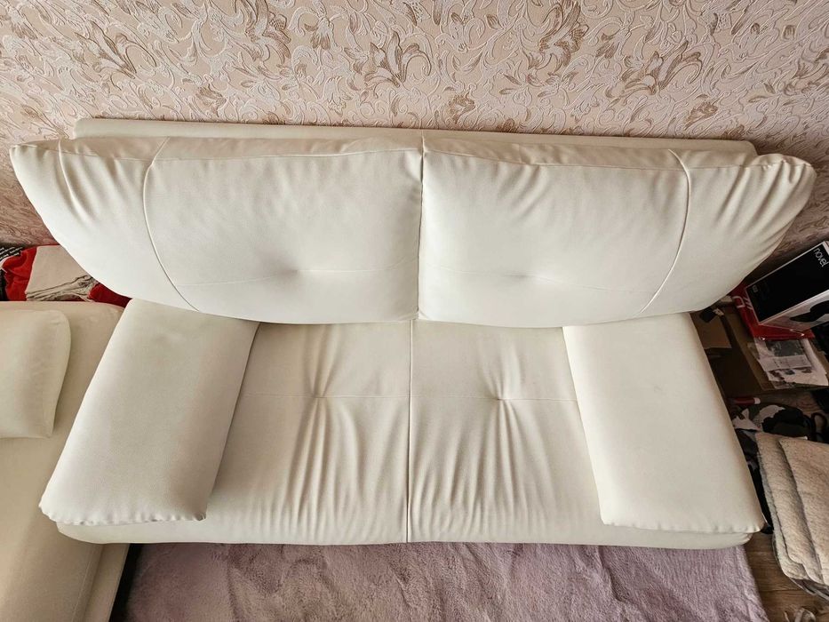 Два бели кожени дивани