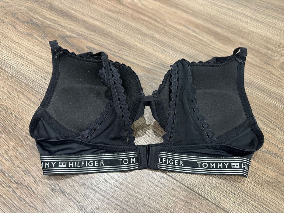 Нов сутиен tommy hilfiger 34B черен цвят push up