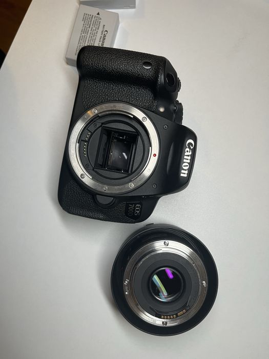 Canon 700D cu grip+Obiectiv 50mm 1.8+ blitz