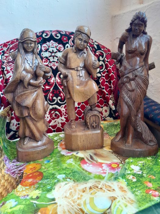 Statui din lemn sculptate