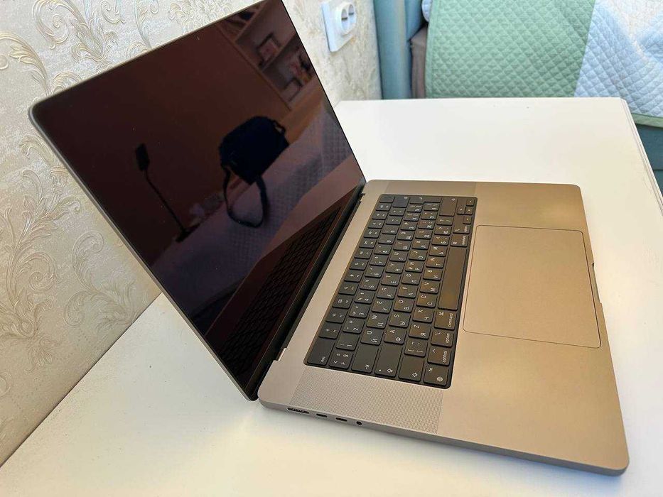 MacBook Pro 2023 M2 Pro / 16.2 / 16ГБ / 512SSD