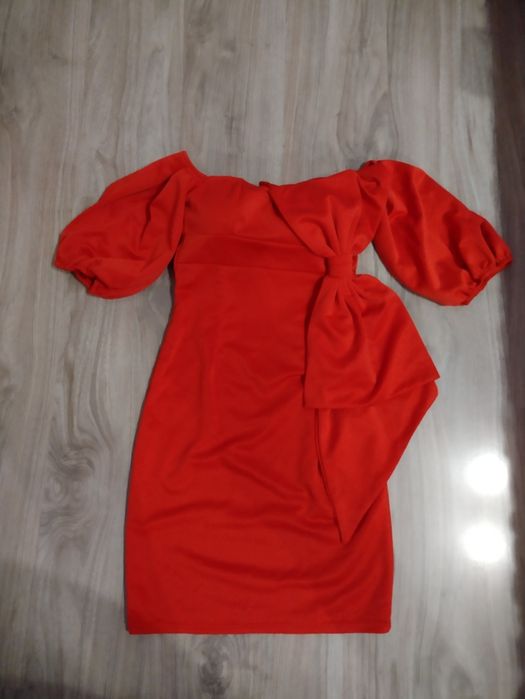 Елегантна дамска рокля с панделка