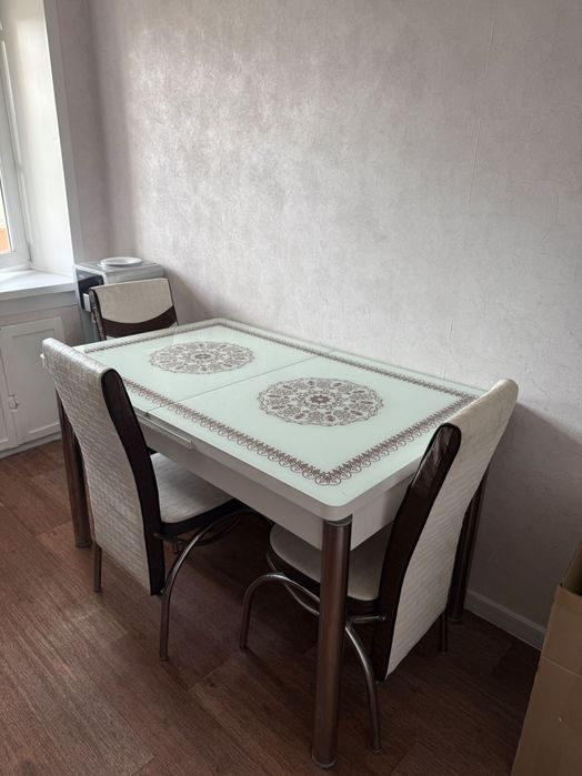 Кухонный стол со стульями