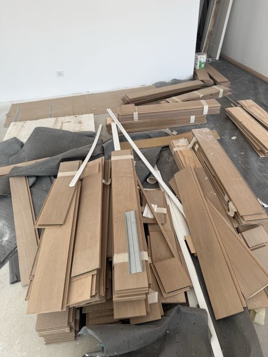 Vand parchet aproximativ 100mp ( nou ) si 5 usi Pinum ( noi ) .