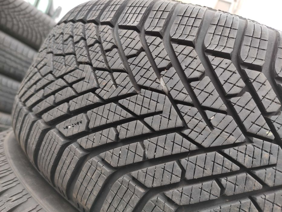 2бр Като нови зимни гуми 225 55 17 - Pirelli - DOT 2024