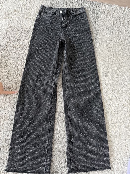 Черни дънки с раздърпан ефект