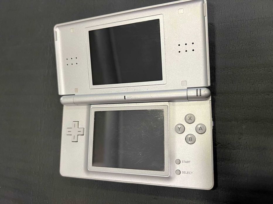 Nintendo DS Lite + incarcator si husa originale + jocuri Negociabil