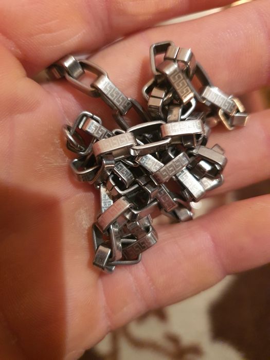 Lanț și brățară lanțul e cu inscripționări versace